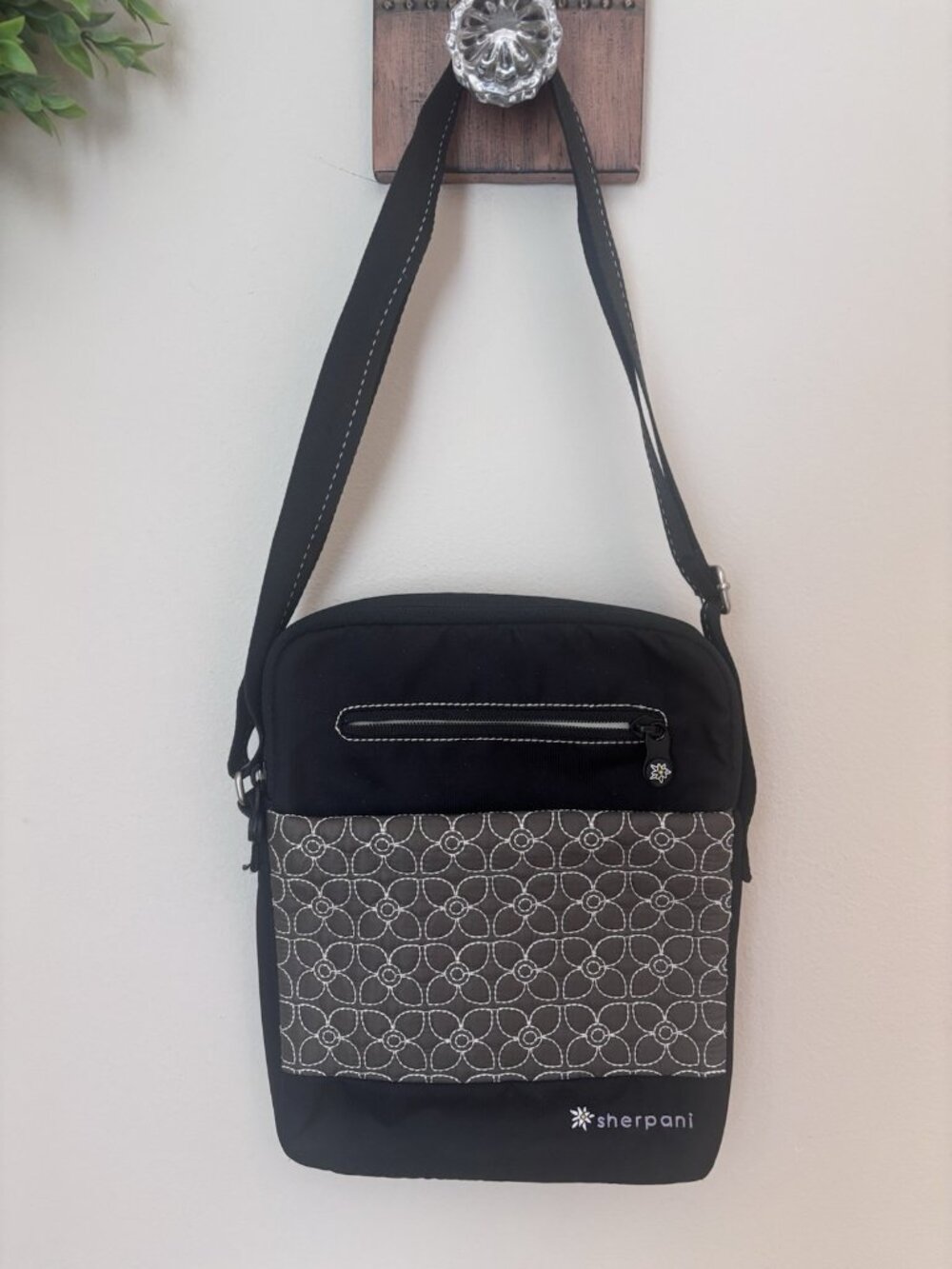 Sherpani Quilted Front Gray Black Crossbody Bag Purse Padded Interior